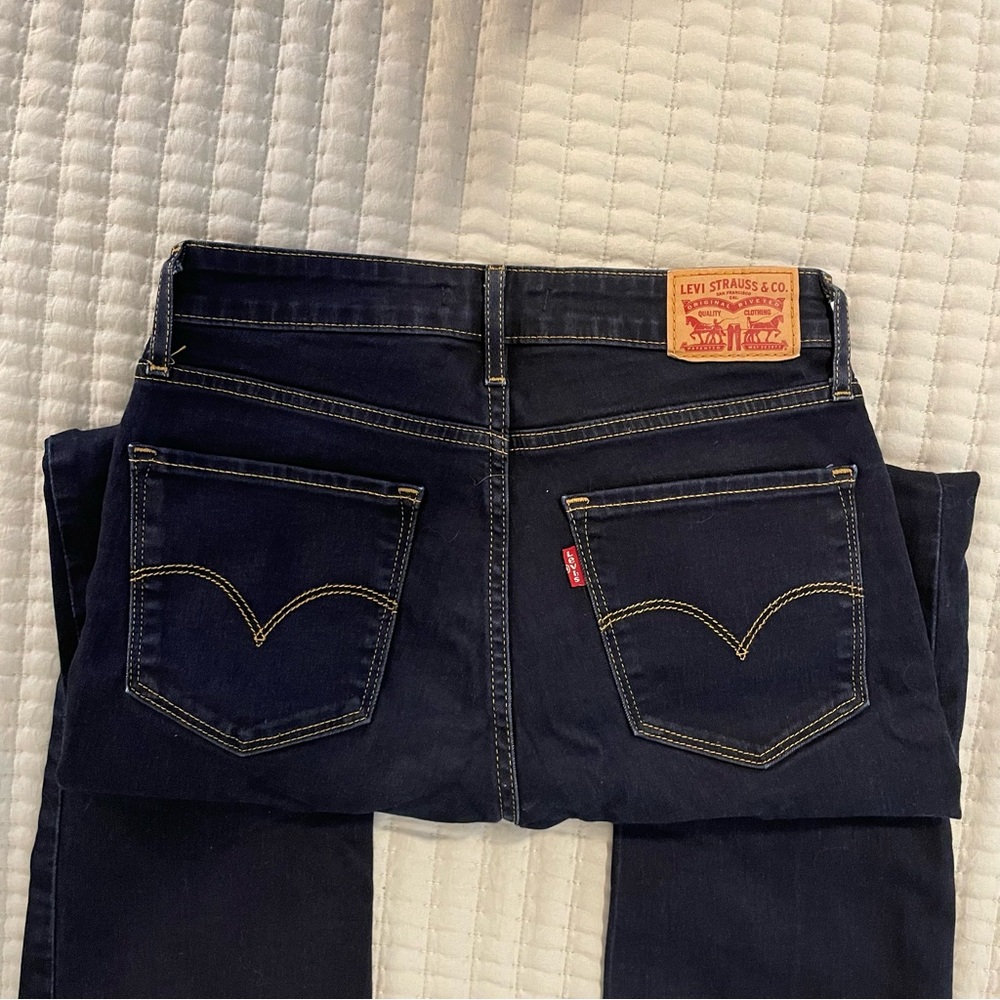 Levi’s Women’s 725 High Rise Boot Cut Jeans short - Picture 2 of 7